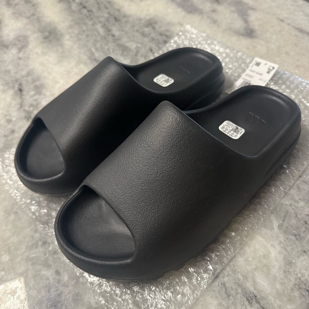 Yeezy slides onyx size 11